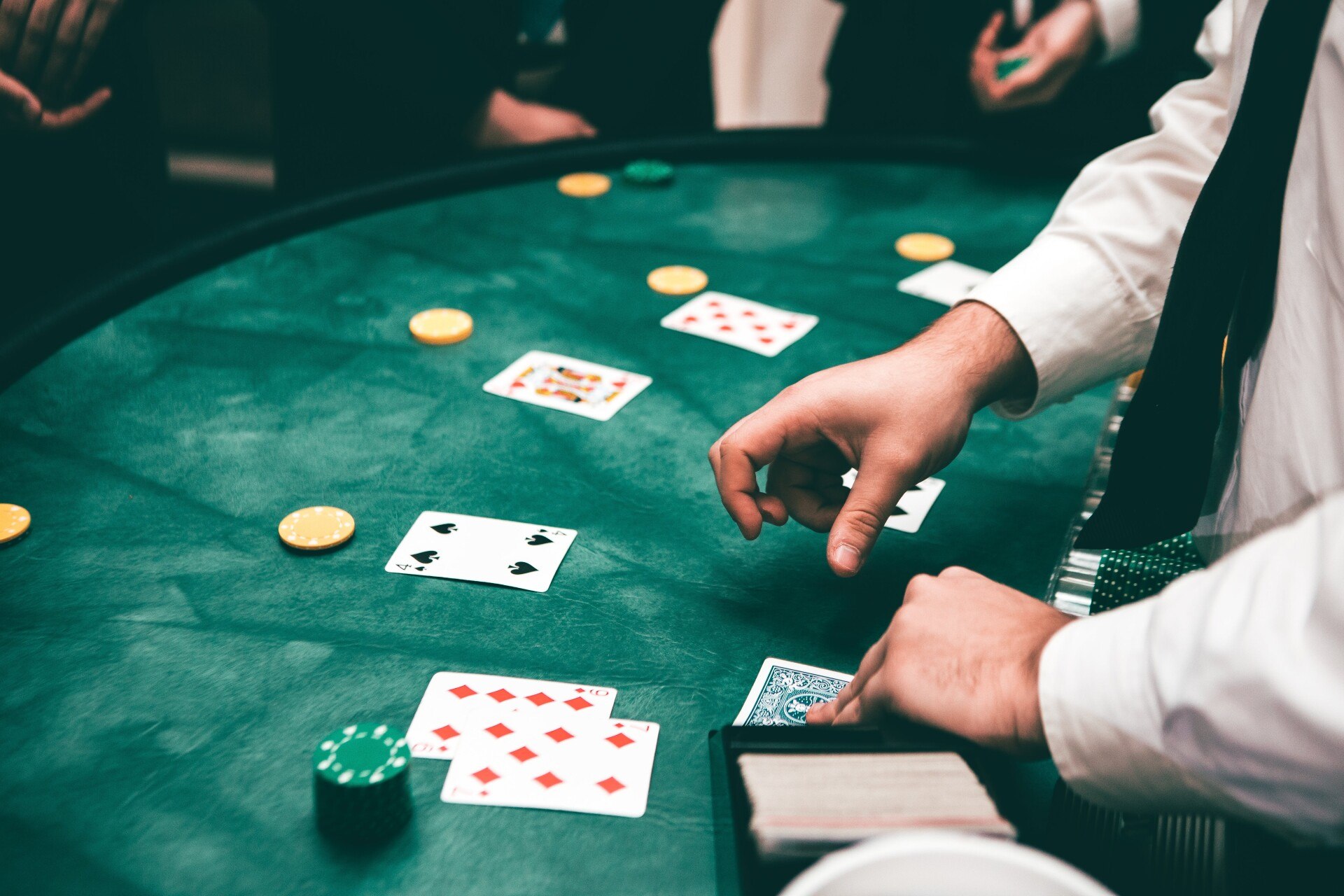 Jak funguje online kasino s živým dealerem?